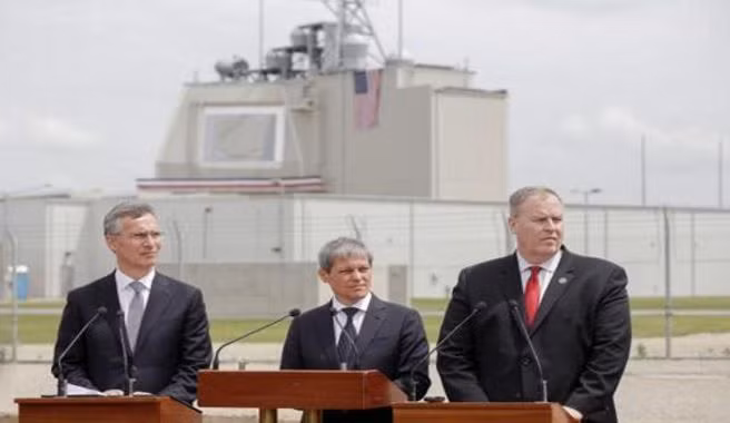Các quan chức Mỹ và NATO trong việc kích hoạt lá chắn Aegis. Ảnh: Reuters.