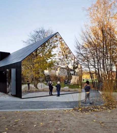 Được xây dựng tại Copenhague, Đan Mạch, ngôi nhà có kiến trúc hết sức độc đáo với những bức tường lạ lẫm.