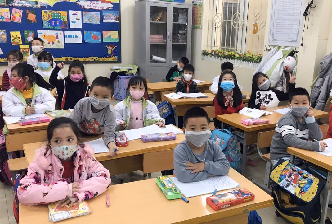 Các bậc phụ huynh tại Hải Phòng được các nhà trường căn dặn để bảo đảm an toàn cho con em mình khi đi học trở lại (Ảnh: LT)