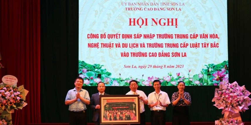 Hội nghị công bố quyết định sáp nhập Trường Trung cấp Văn hóa Nghệ thuật và Du lịch Sơn La và Trường Trung cấp Luật Tây Bắc vào Trường Cao đẳng Sơn La (Nguồn: Cổng thông tin điện tử tỉnh Sơn La). Hội nghị công bố quyết định sáp nhập Trường Trung cấp Văn hóa Nghệ thuật và Du lịch Sơn La và Trường Trung cấp Luật Tây Bắc vào Trường Cao đẳng Sơn La (Nguồn: Cổng thông tin điện tử tỉnh Sơn La).