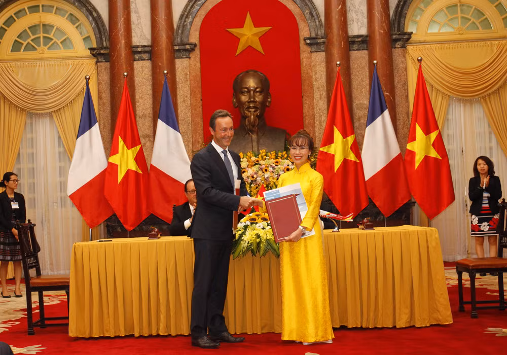 Tổng Giám đốc Airbus Fabrice Brégier và Tổng Giám đốc Vietjet Nguyễn Thị Phương Thảo tai buổi ký kết