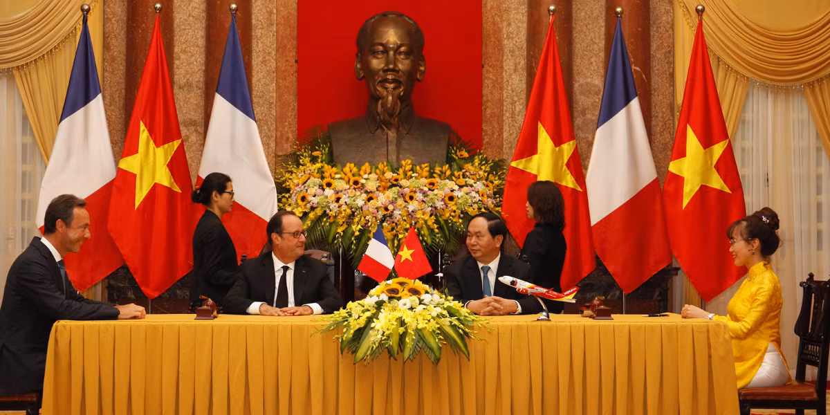 Chủ tịch nước Trần Đại Quang và Tổng thống Pháp François Hollande chứng kiến Lễ ký kết.