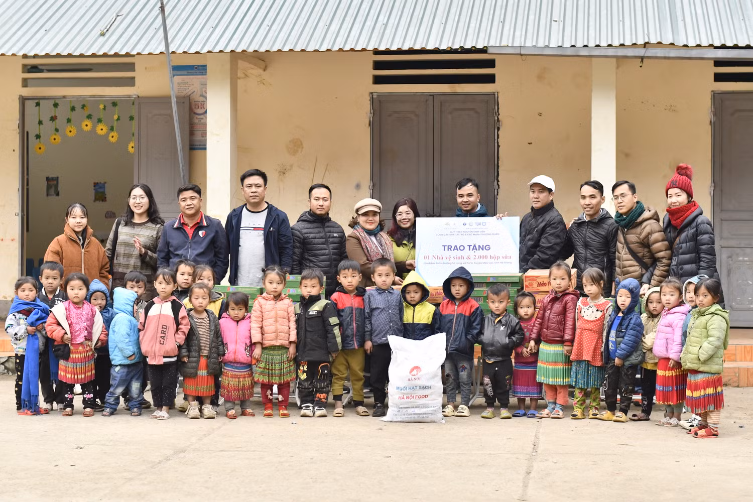 Đại diện Quỹ Thiện nguyện Sinh viên, các mạnh thường quân chụp hình cùng cán bộ quản lý, giáo viên và các em tại điểm Trường Mầm non Sà Lủng. (Ảnh: Ngọc Mai).