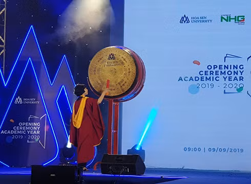 Giáo sư Mai Hồng Quỳ đánh trống khai giảng năm học mới (ảnh: P.L)