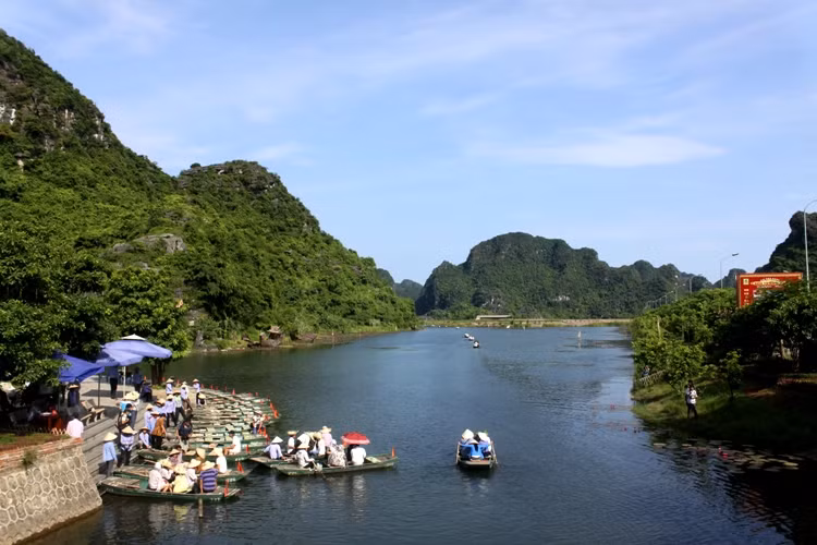 Khu du lịch sinh thái Tràng An (Ninh Bình) còn được gọi là thành Nam, gồm hệ thống dãy núi đá vôi có tuổi địa chất khoảng 250 triệu năm, qua thời gian dài phong hóa bởi sự biến đổi của trái đất, khí hậu, biển tiến, biển thoái đã mang trong mình hàng trăm thung lũng, hang động, hồ đầm. Trong danh thắng này còn có nhiều hệ sinh thái rừng ngập nước, rừng trên núi đá vôi và các di tích gắn với lịch sử của kinh đô Hoa Lư xưa.