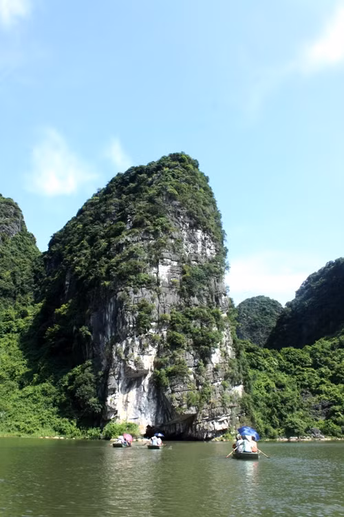 Khu vực Tràng An có 2 dạng hệ sinh thái chính là hệ sinh thái trên núi đá vôi và hệ sinh thái thuỷ vực. Sự đa dạng sinh vật của các quần xã là một yếu tố chủ yếu cấu thành 2 hệ sinh thái này. Môi trường thiên nhiên đa dạng và hài hoà giữa sinh vật, núi rừng, hang động, thuỷ vực toát lên cảnh sắc non xanh nước biếc hoà quyện với nhau thành một vùng kỳ vĩ hiếm có trên thế giới.