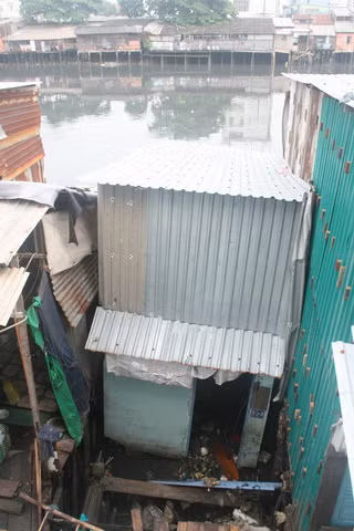 Hiện trạng căn nhà bị chìm xuống nước. Hiện trạng căn nhà bị chìm xuống nước.