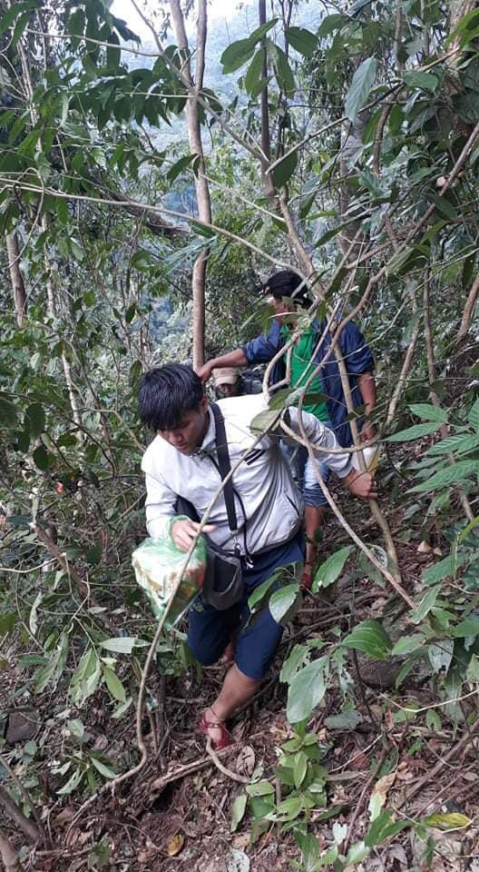 Muốn vào trường Tiểu học và Trung học cơ sở Hướng Việt phải chui rừng vượt núi như thế này.