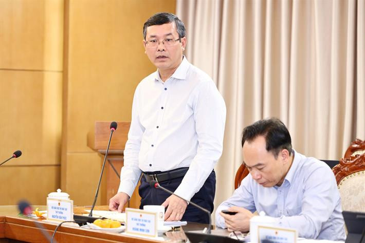 Thứ trưởng Nguyễn Văn Phúc trao đổi tại phiên họp