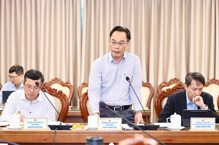 Thứ trưởng Hoàng Minh Sơn trao đổi tại phiên họp