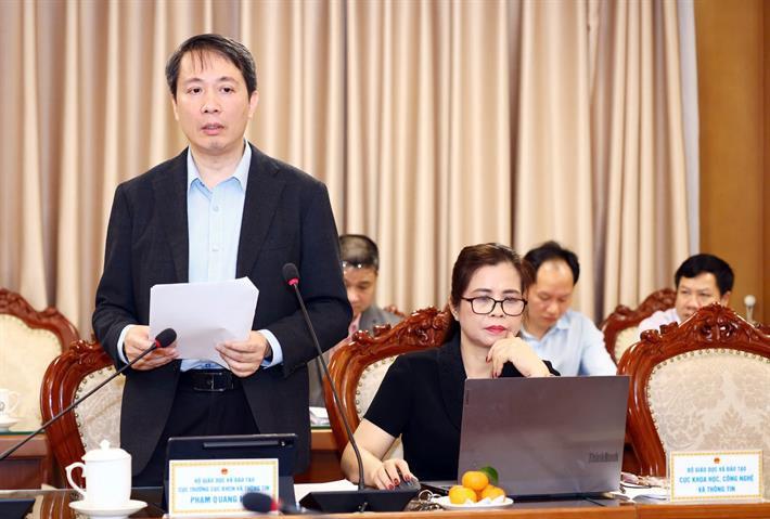 Ông Phạm Quang Hưng, Cục trưởng Cục Khoa học, Công nghệ và Thông tin báo cáo tại phiên họp