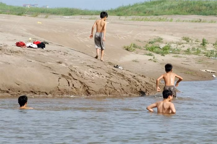 Thời tiết nắng nóng, các địa phương, trường học cần tăng cường giám sát học sinh để tránh các trường hợp đuối nước thương tâm xảy ra. Ảnh minh họa trên giaoduc.net.vn