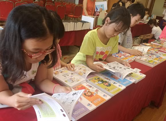 Hình ảnh các em học sinh tới từ rất sớm, chăm chú tìm hiểu những cuốn sách hay, bổ ích. (Ảnh: Ngọc Bích) Hình ảnh các em học sinh tới từ rất sớm, chăm chú tìm hiểu những cuốn sách hay, bổ ích. (Ảnh: Ngọc Bích)