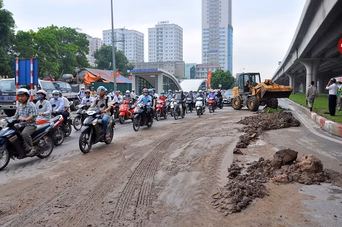 Mặt đường trơn trượt khiến các phương tiện lưu thông qua đây khó khăn và dễ gặp phải nguy hiểm