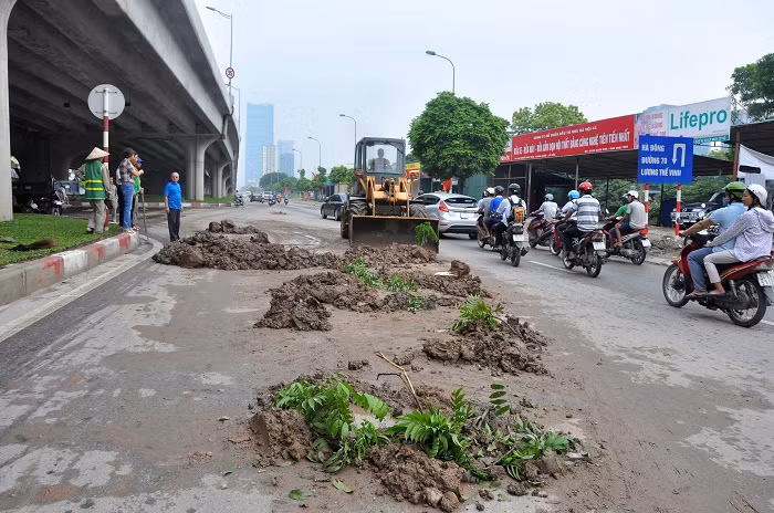 Một lượng bùn đất lớn rơi vãi xuống đường Khuất Duy Tiến trong đêm