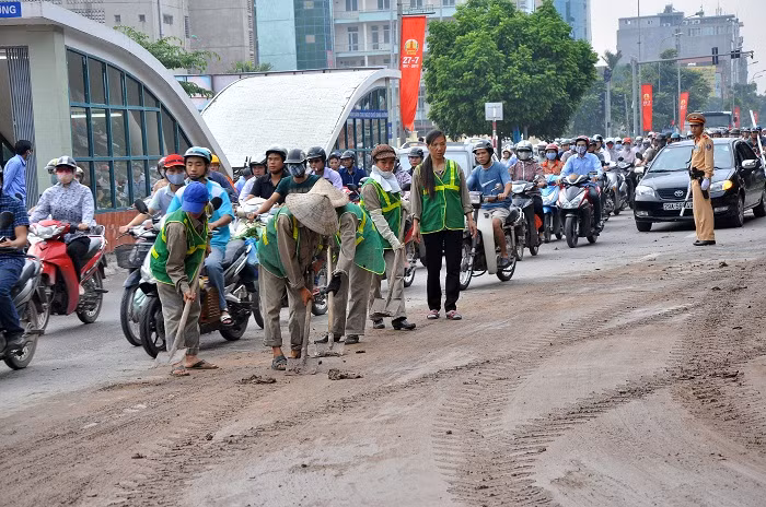 Công nhân môi trường HTX Thành Công và CSGT cũng tích cực khắc phục sự việc