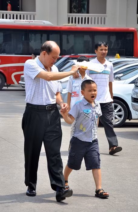 Hai ông cháu, hai thế hệ….