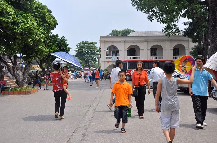 Càng về trưa dòng người thăm quan lại đông hơn