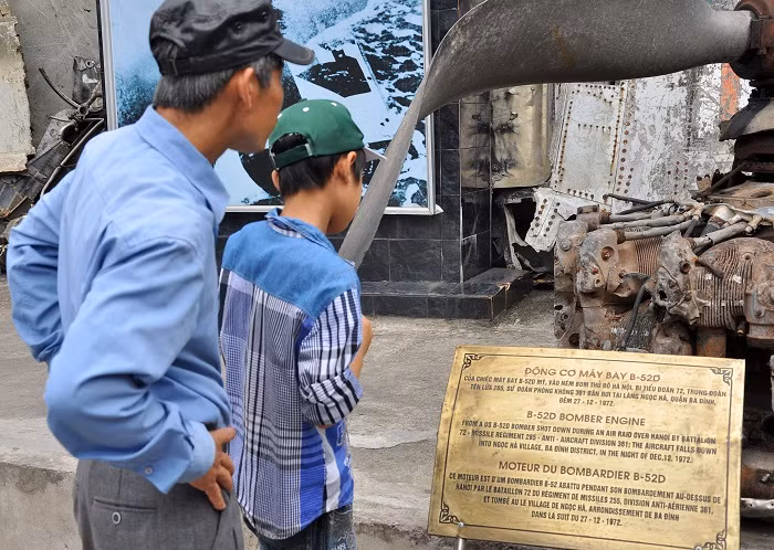 Chăm chú đọc những bảng thông tin về hiện vật trưng bày.