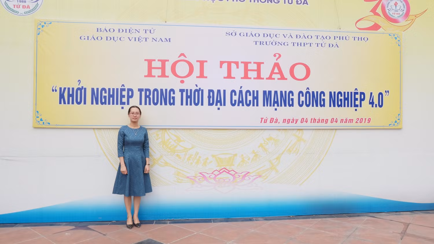 Cô giáo Bùi Thị Hương bên lề cuộc hội thảo "Khởi nghiệp trong thời đại các mạng công nghiệp 4.0". (Ảnh: LC)