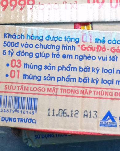 Có tới 10 thùng mỳ đã hết hạn sử dụng từ tháng 5, 7 thùng có hạn sử dụng trước ngày 7/6, 86 thùng mỳ có hạn sử dụng từ mùng 9 đến 18/6 và chỉ có duy nhất 2 thùng mỳ có hạn sử dụng lâu nhất kéo dài tới ngày 11/8. (Ảnh VNE)