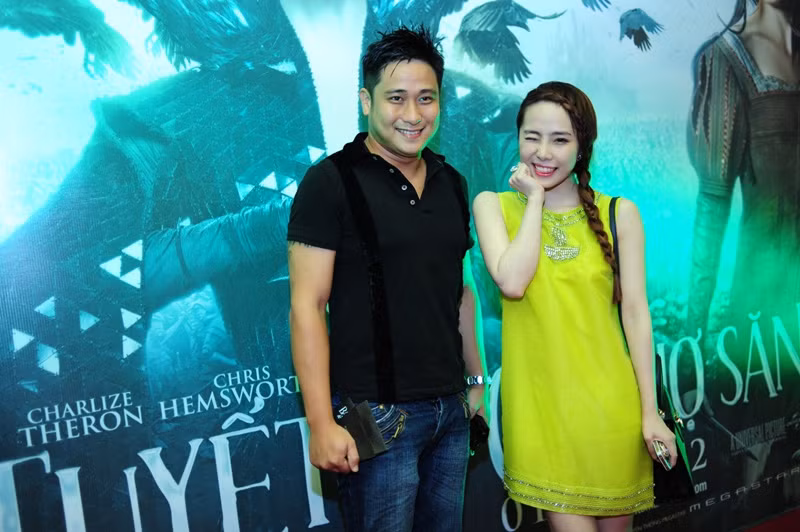 Gặp nhau tại một sự kiện ra mắt bộ phim Snow White & The Huntsman – Nàng Bạch Tuyết Và Gã Thợ Săn ở Hà Nội tối 29/5, Minh Tiệp tỏ ra giữ khoảng cách với Quỳnh Nga, dù trước đó, cả hai từng là tình nhân trong phim 'Lập trình cho trái tim'.