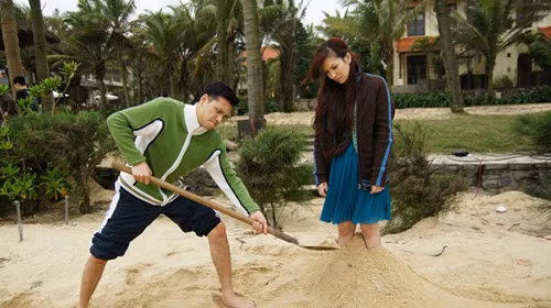 Vợ chồng Đan Lê và Khải Anh cùng tham gia vào bộ phim mới. Trong lúc nghỉ ngơi, họ có những giây phút tinh nghịch, đáng yêu bên nhau.