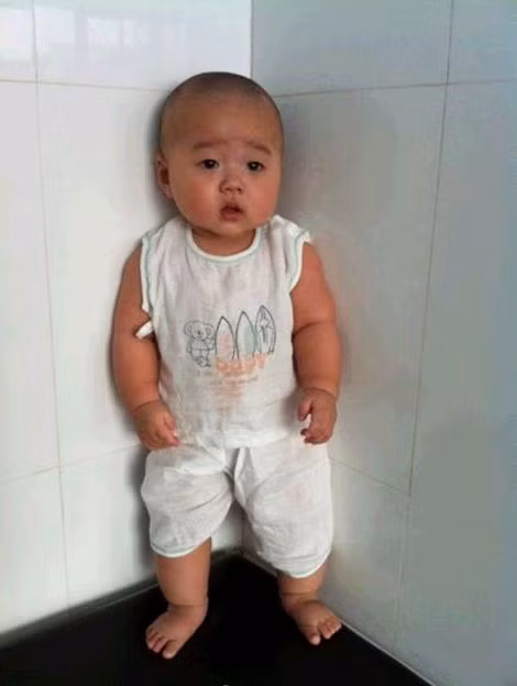 Dáng người mũm mĩm và biểu cảm trên khuôn mặt của cậu nhóc trong ngày đi tiêm phòng.