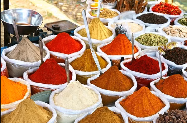 Rất nhiều thực phẩm nhuộm màu bán tràn lan ở các chợ nhưng không rõ nguồn gốc.
