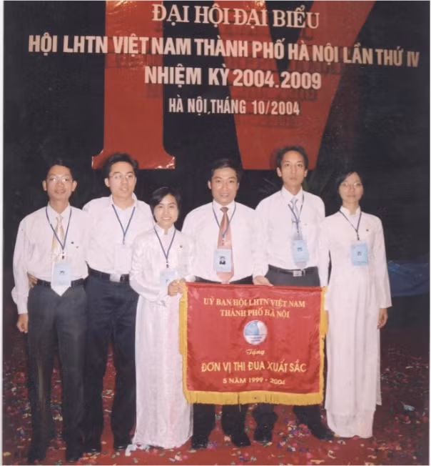 Bác sĩ Trần Bảo Khánh (ngoài cùng bên trái) có nhiều thành tích xuất sắc khi còn là sinh viên Trường Đại học Y Hà Nội (Ảnh: NVCC)