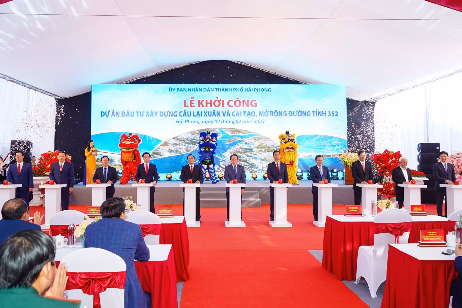 Các lãnh đạo thành phố Hải Phòng và tỉnh Quảng Ninh nhấn nút phát lệnh chính thức khởi công Dự án đầu tư xây dựng cầu Lại Xuân (Ảnh: ĐT)