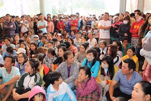 Người dân theo dõi qua màn hình trực tiếp phiên tòa ở bên ngoài hội trường nhà thiếu nhi quận Thủ Đức