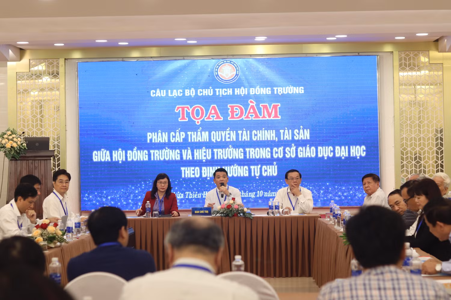 Ngày 6/10, Câu lạc bộ Chủ tịch Hội đồng trường (trực thuộc Hiệp hội Các trường đại học, cao đẳng Việt Nam) đã tổ chức toạ đàm trực tiếp với chủ đề "Phân cấp thẩm quyền tài chính, tài sản giữa Hội đồng trường và Hiệu trưởng trong cơ sở giáo dục đại học" (ảnh: Ngân Chi) Ngày 6/10, Câu lạc bộ Chủ tịch Hội đồng trường (trực thuộc Hiệp hội Các trường đại học, cao đẳng Việt Nam) đã tổ chức toạ đàm trực tiếp với chủ đề "Phân cấp thẩm quyền tài chính, tài sản giữa Hội đồng trường và Hiệu trưởng trong cơ sở giáo dục đại học" (ảnh: Ngân Chi)
