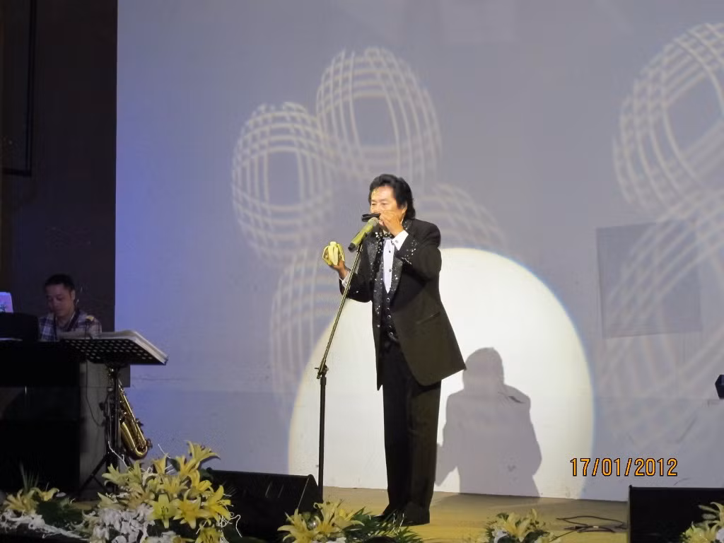 Nghệ sĩ Tòng Sơn với màn trình diễn độc đáo: Vừa... ăn chuối vừa thổi kèn harmonica.