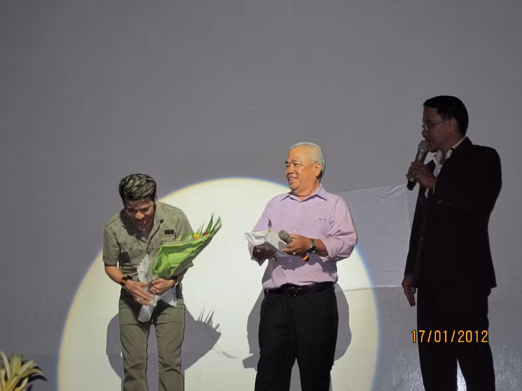 Anh lịch sự cúi thấp đầu chào mọi người, không kịp nghe lời cám ơn, gấp gáp chạy sang phòng trà Da vàng để kịp giờ hát.