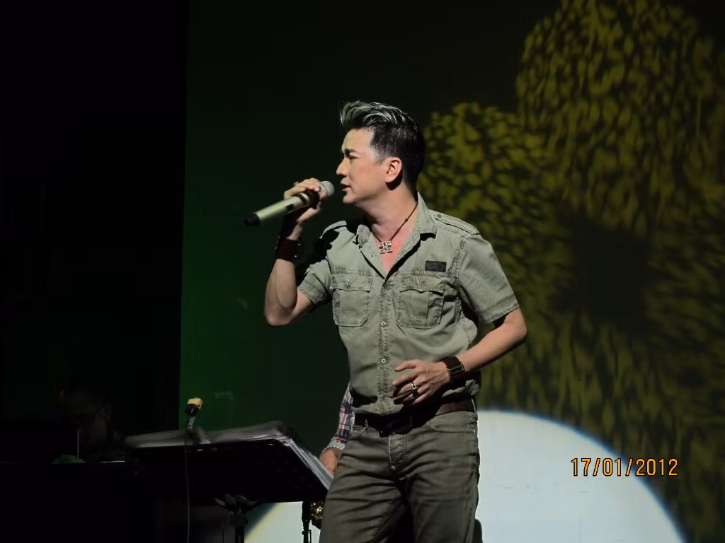 Thời gian qua, Mr Đàm đã tích cực thực hiện lời hứa với tổ nghiệp ngay từ lúc anh còn là một anh thợ hớt tóc nghèo, mới chập chững bước vào nghề và chưa được ai biết đến: "Khi nào nổi tiếng, tôi sẽ làm tất cả những gì có thể để giúp đỡ những nghệ sĩ khó khăn".