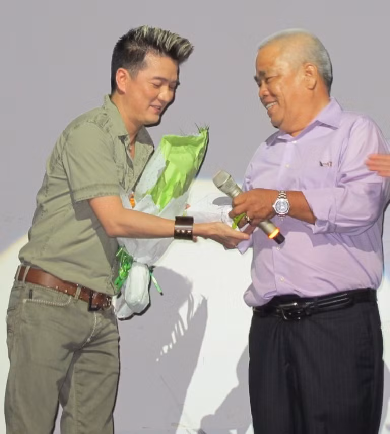 Đại diện lớp nghệ sĩ già nhận số tiền 70 triệu đồng từ tay ca sĩ Đàm Vĩnh Hưng.