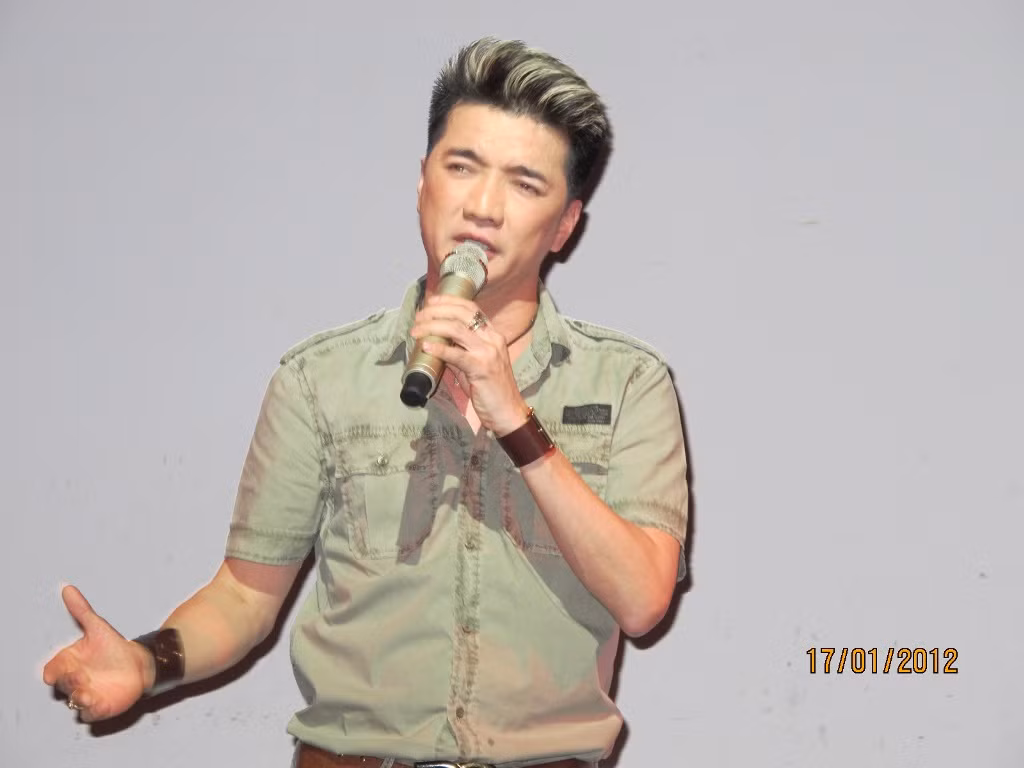 Đây là số tiền Đàm Vĩnh Hưng trích ra từ tiền quyên góp trong đêm đấu giá những vật phẩm cá nhân của mình nhân dịp sinh nhật năm ngoái. Thời gian qua, Mr Đàm đã tích cực giúp đỡ nhiều nghệ sĩ phía Nam cũng như phía Bắc: Mạc Can, Thanh Sơn, Thanh Tâm, Quốc Hưng… Dịp cuối năm, anh tất bật với những chuyến đi thăm và tặng quà ở chùa nghệ sĩ, sân khấu kịch 5B, viện dưỡng lão nghệ sĩ…