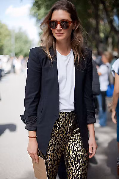 Quần họa tiết kết hợp với blazer - một style thanh lịch nhưng vẫn vô cùng cuốn hút và nổi bật.