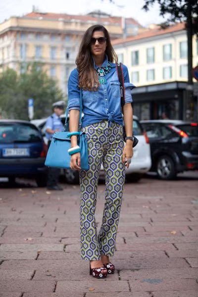 Quần họa tiết và áo sơ mi denim - một sự kết hợp vô cùng độc đáo và mới mẻ.