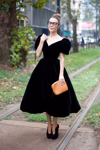 - Nếu bạn muốn chọn cả bộ đều làm từ chất liệu nhung thì đừng quên rằng nó luôn luôn phải là váy bó dạng bodycon, váy cocktail với một phần thân ôm sát cơ thể để nhìn bạn thanh thoát và kiêu kỳ hơn.