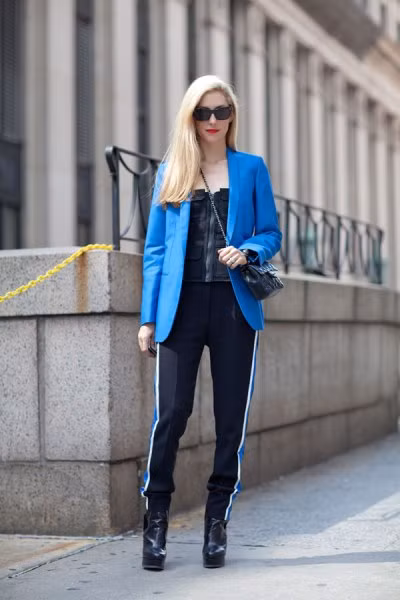 Blazer xanh cobalt được kết hợp với quần tuxedo - món đồ hot nhất trong mùa thu đông năm nay tạo nên một bộ trang phục vô cùng sành điệu.