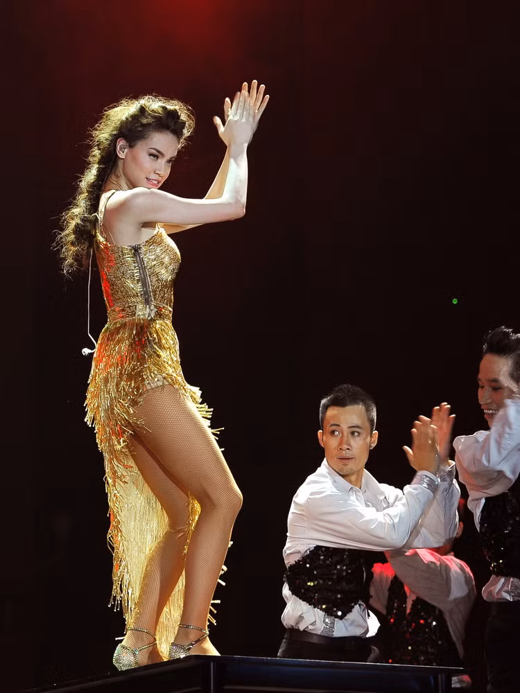Trong live concert tối qua, Hồ Ngọc Hà đã thể hiện trở lại những ca khúc đã làm nên tên tuổi của mình như: Đêm nghe tiếng mưa, Giấc mơ chỉ là giấc mơ, Tìm lại giấc mơ, Sao ta lặng im, Một lần cuối thôi…