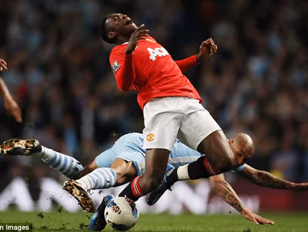 Welbeck bị đau sau pha va chạm với De Jong - Ảnh: Getty Welbeck bị đau sau pha va chạm với De Jong - Ảnh: Getty