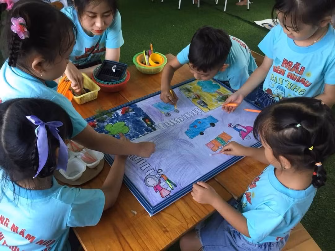 Các bé tại Trường Mẫu Giáo Thạnh Thới Thuận, huyện Trần Đề, tỉnh Sóc Trăng trong tiết học (Nguồn: Website nhà trường)