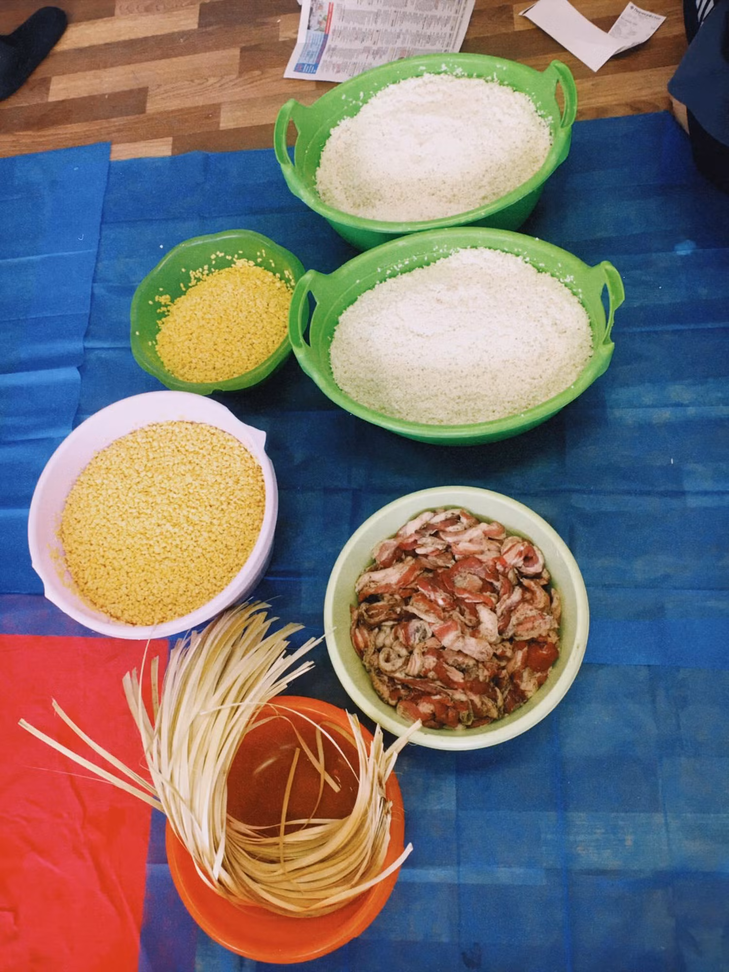 Để mua được nguyên liệu của bánh chưng, nhóm của Thanh Hà đã đến nhiều địa chỉ khác nhau. Ảnh: Bùi Thị Thanh Hà