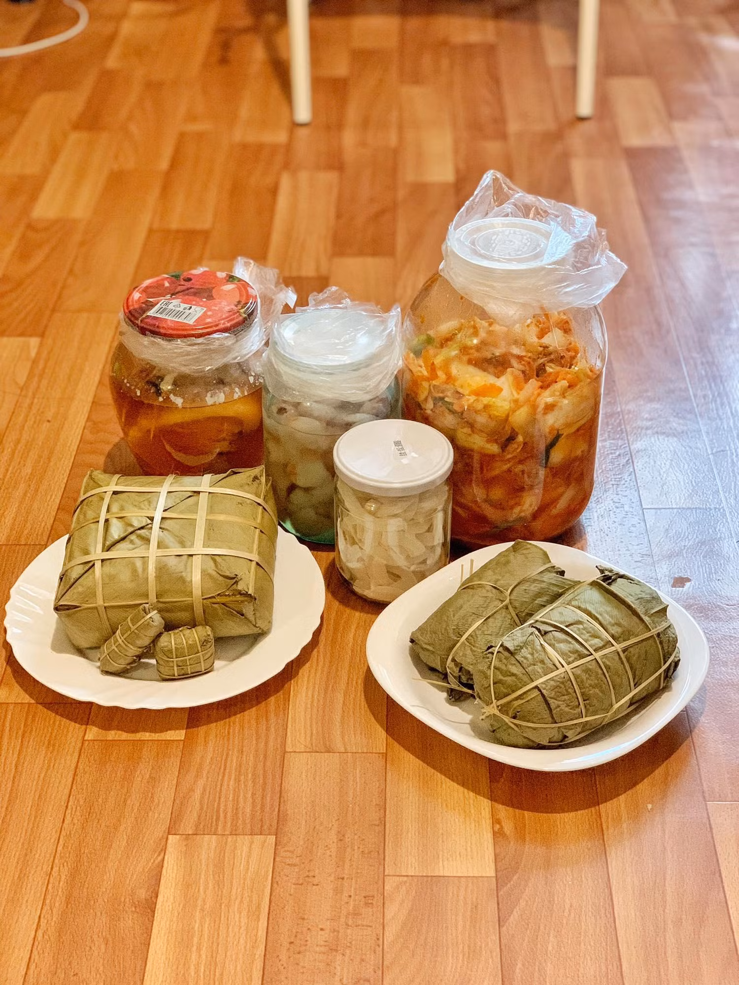Ngoài bánh chưng, giò lụa, nhóm bạn của Thanh Hà còn làm thịt ngâm mắm, kim chi. Ảnh: Bùi Thị Thanh Hà