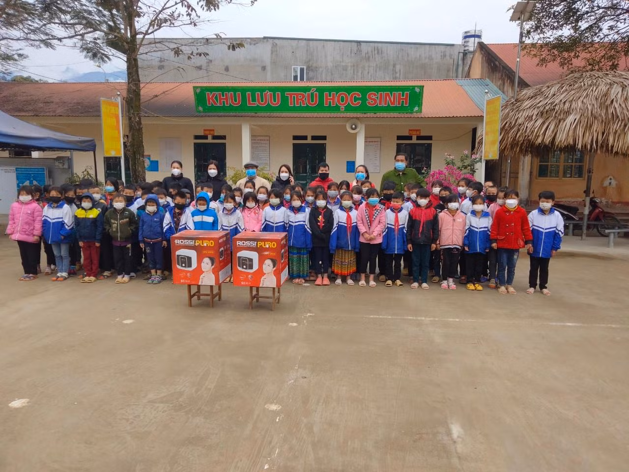 Lãnh đạo thị trấn Cốc Pài tặng bình nóng lạnh cho học sinh nội trú Trường Tiểu học Cốc Pài vào 21/2 vừa rồi để bổ sung thêm cho trường. Ảnh: Phòng Giáo dục và Đào tạo huyện Xín Mần cung cấp