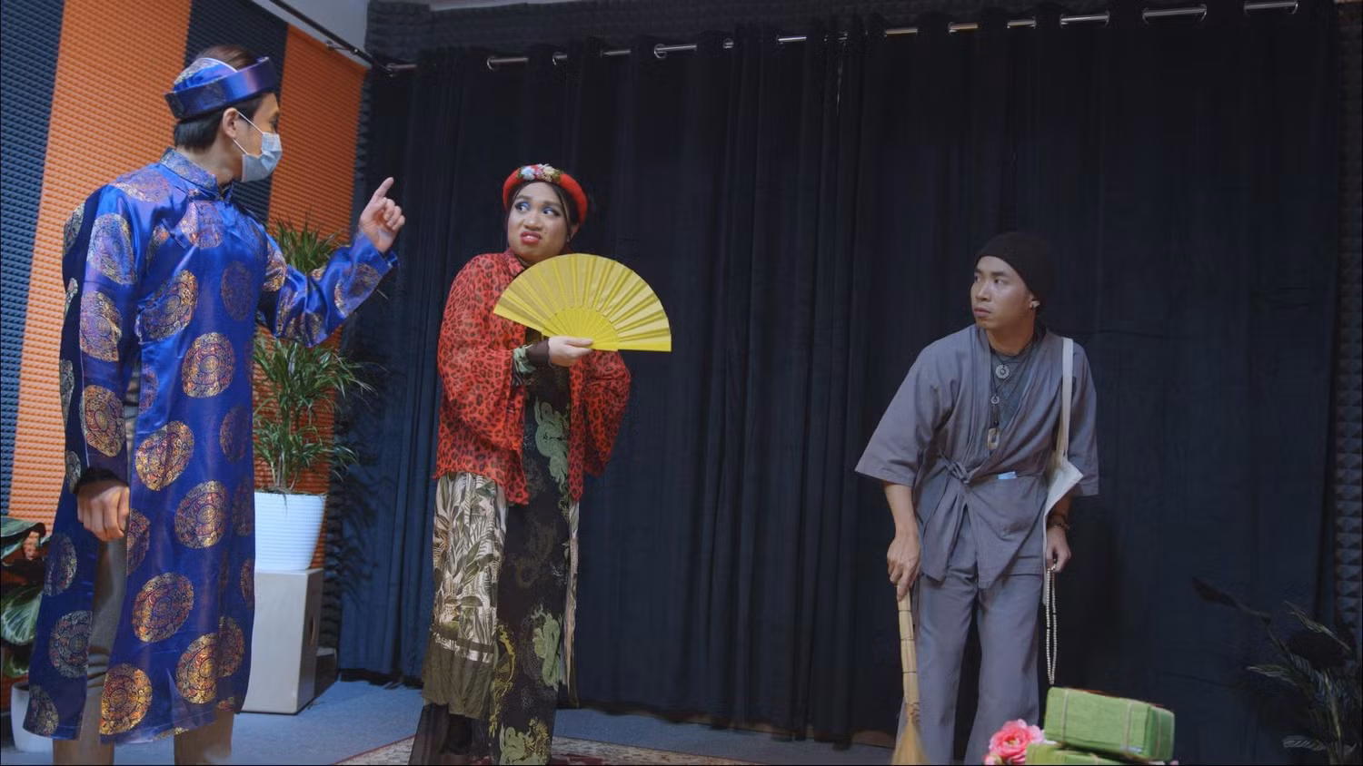 Du học sinh Việt tại Ba Lan biểu diễn vở kịch "Thị Mầu đi cách ly". Nhóm du học sinh đã luyện tập trong nhiều tháng trước khi lên sân khấu. Ảnh: Oh! Ba Lan