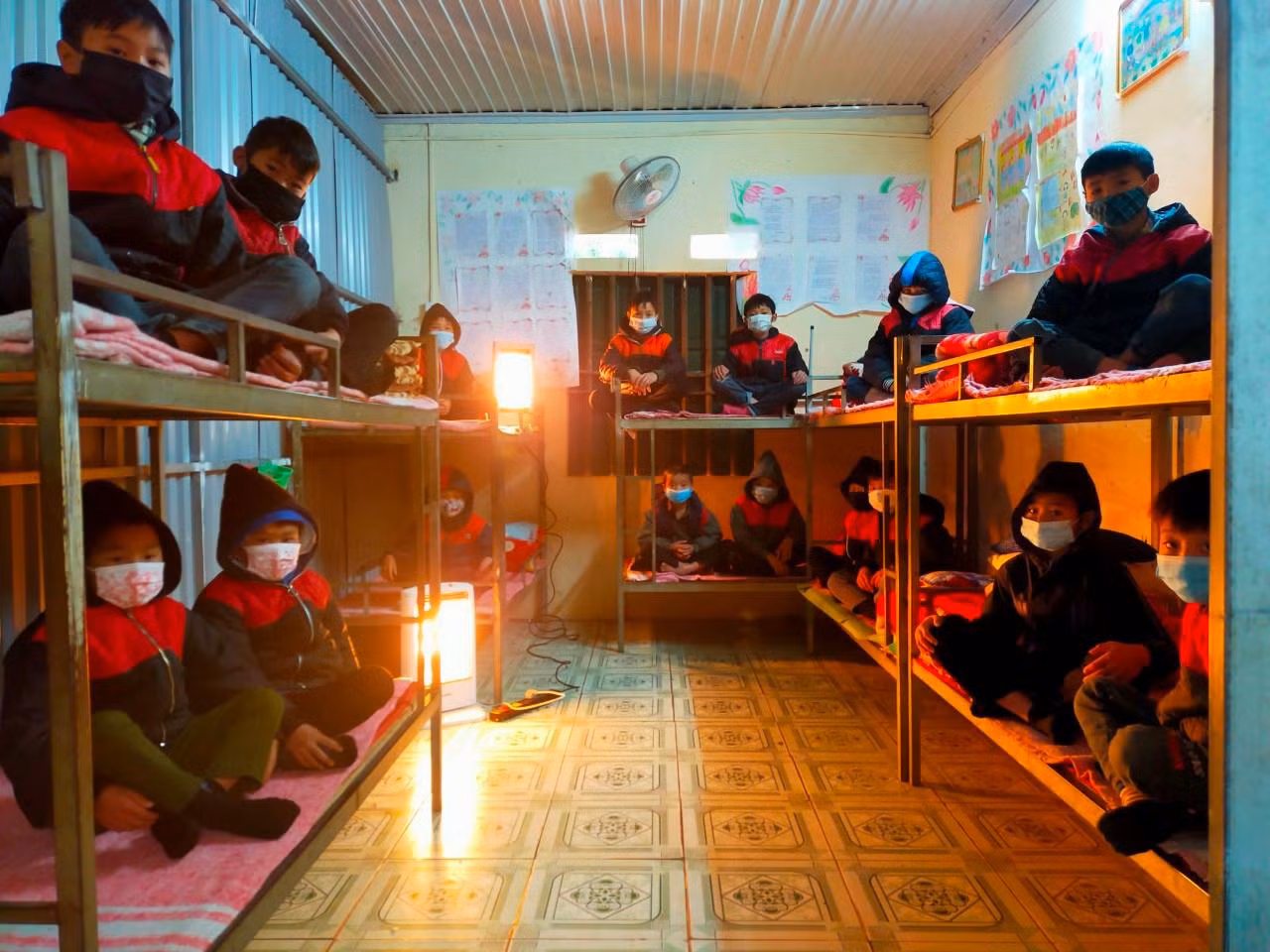 Nhà trường đã mua máy sưởi cho học sinh từ năm 2021. Ảnh: Phòng Giáo dục và Đào tạo huyện Xín Mần cung cấp